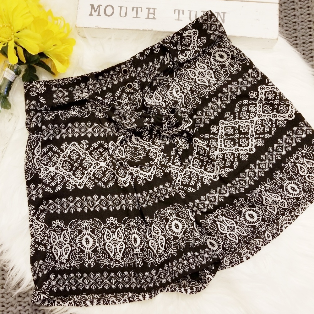 Monteau Black & White Patterned High-rise Shorts M